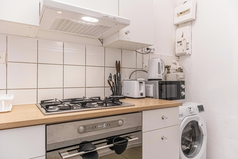 Private kitchen 3, Modern 2BR Apt Near Westbahnhof, Wien