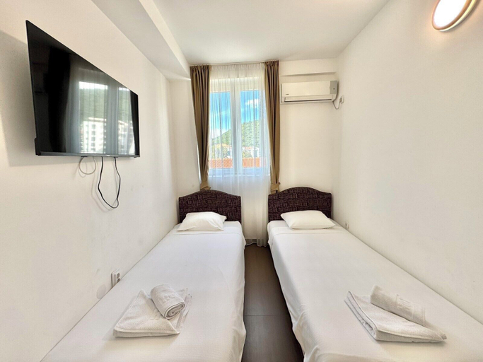 Room 2, Hotel Lobo