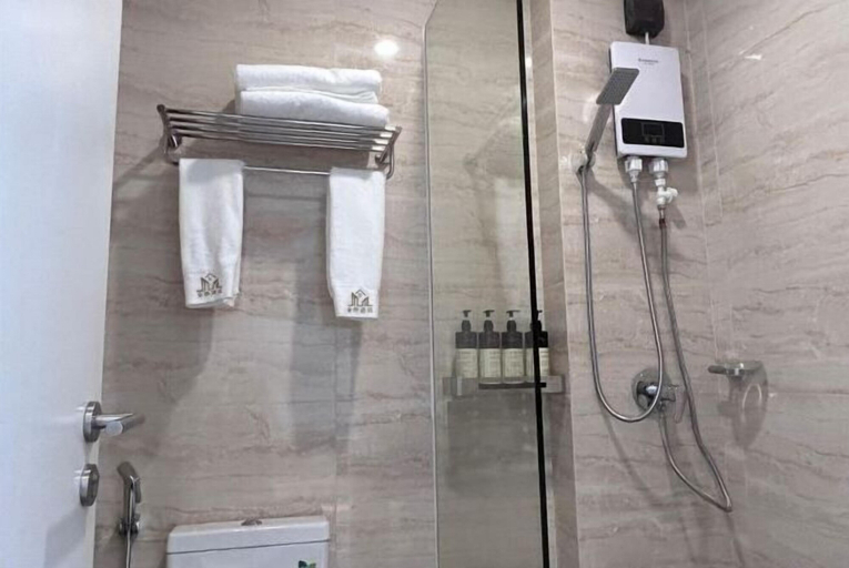 Bathroom 2, Golden Bridge Business Hotel, Phnom Penh