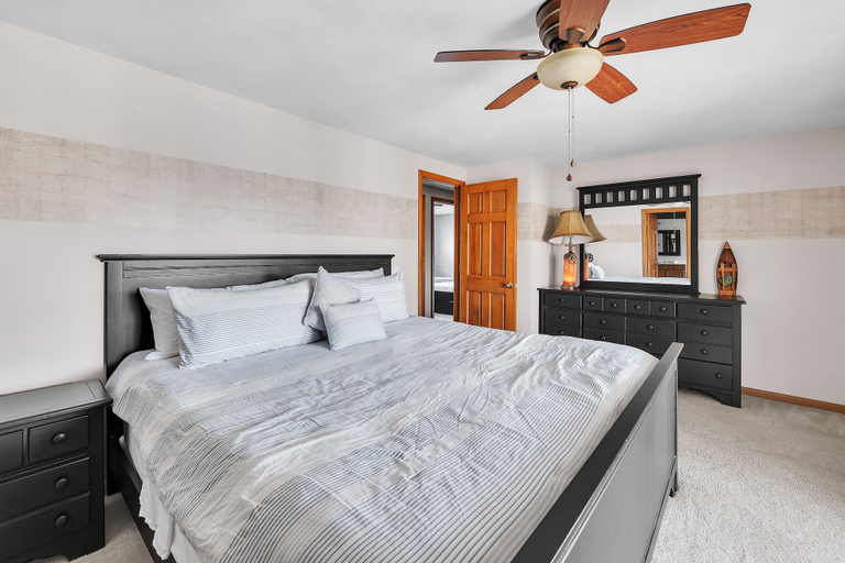 Room 4, Spacious Hidden Paradise At Lake Norman 4 Bedroom Home, Iredell