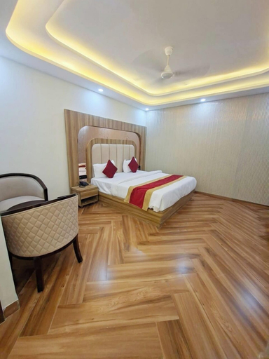 Room 4, OPO Essential SKYNEX, Delhi