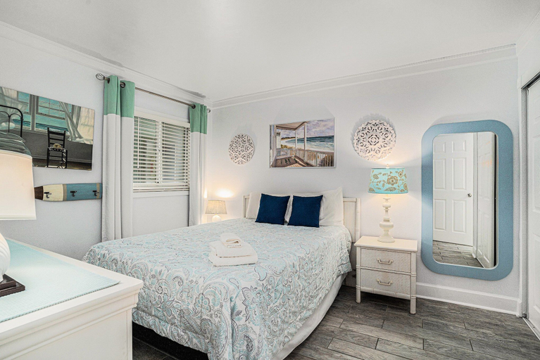 Room 5, 1402 Waters Edge Resort 2 Bedroom Condo by RedAwning, Georgetown