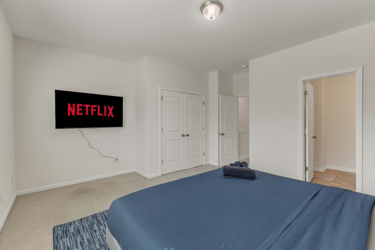 Room 1, Upscale 3BR TownhouseMins to Downtown, Wake