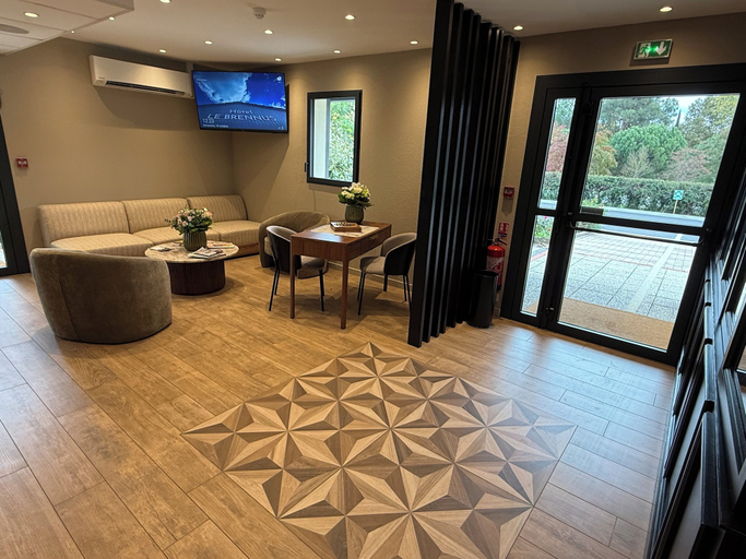 Reception 2, Hotel Restaurant Le Brennus (Logis Hotel), Gironde
