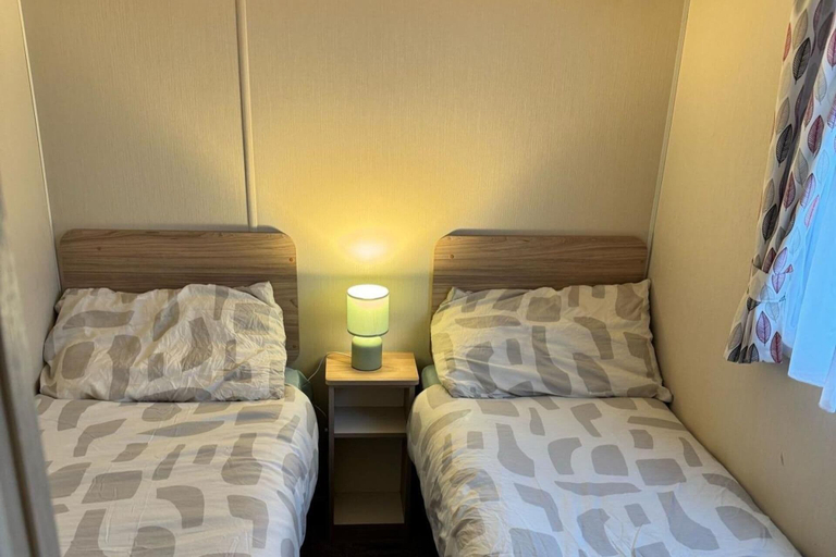 Room 5, 3 Bed Caravan - Sleeps 6 - Pets - 5 min to Beach, Conwy