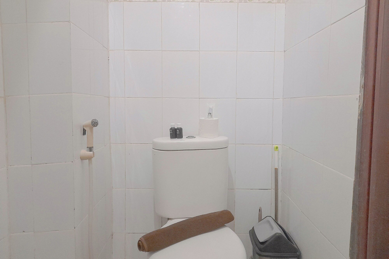 Bathroom 3, Basic Wood 2Br Apartment At Gateway Ahmad Yani Cicadas, Bandung