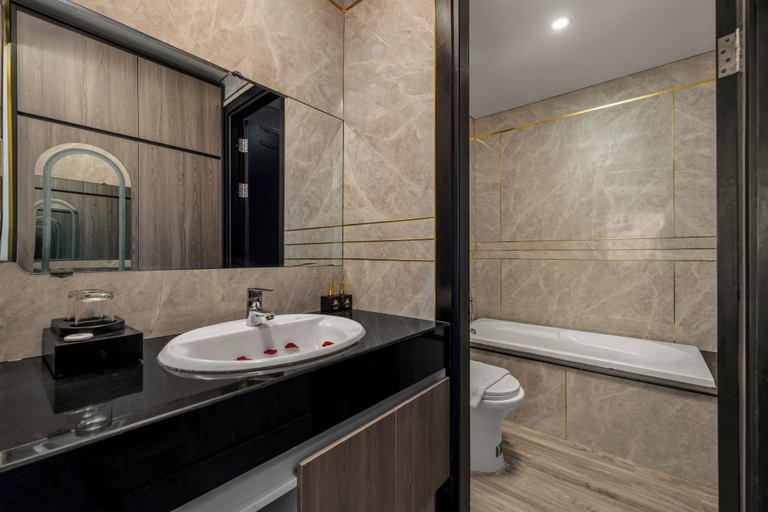 Bathroom 5, ELC Luxury Hotel Danang - An Thuong Walking Street, Da Nang