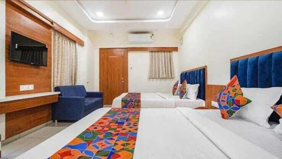 Room 4, Hotel Akshar Palace, Vadodara