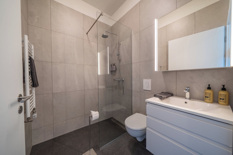 Bathroom 4, Hafnir Apartments, Eyrarsveit