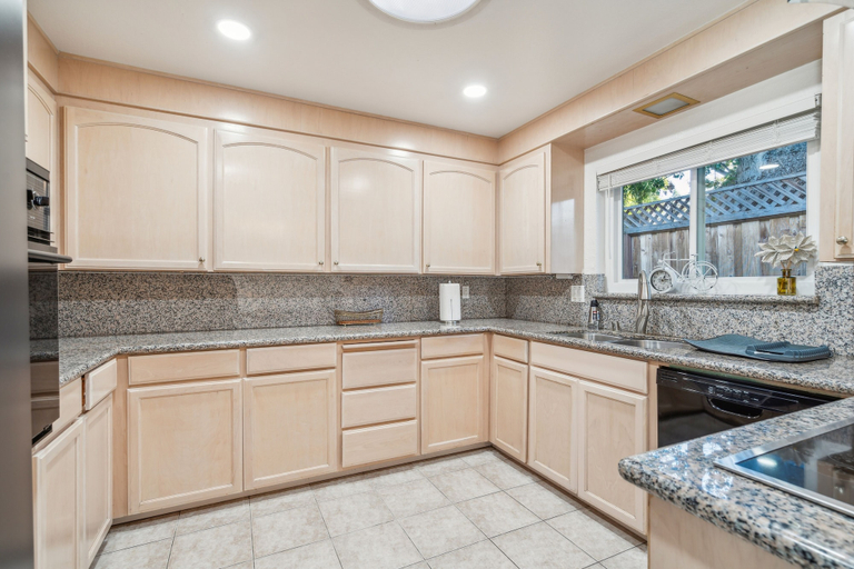 Private kitchen 5, Spacious Mountain View Duplex In Prime Location 3 Bedroom Duplex, Santa Clara