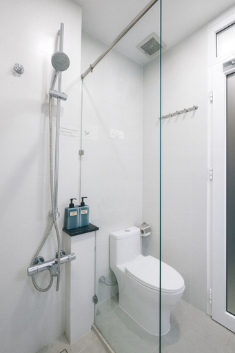 Bathroom 3, The Writeriana de Lumière, District 1