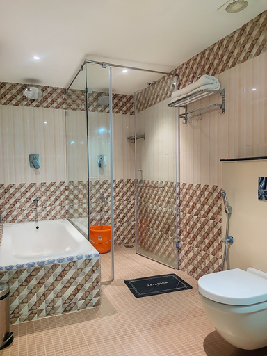 Bathroom 4, Hotel Montecarlo, Kancheepuram