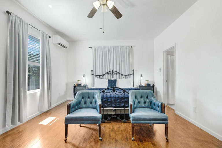 Room 4, Hill Country Relaxstation Getaway, Kendall