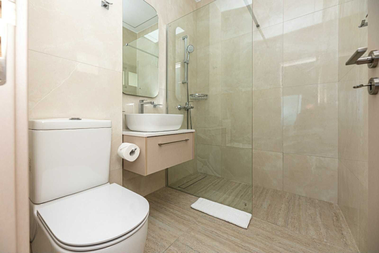 Bathroom, Dinglis Beach Hotel Apartments, Larnaca