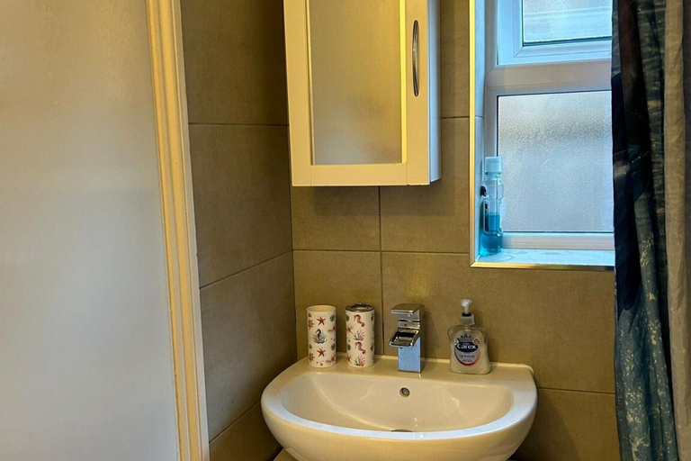 Bathroom 5, 1 Bedroom House - Free Parking, Wifi, London