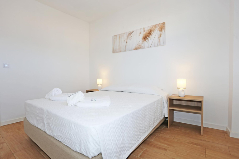 Room 5, X 08 - 1 Bed Apartment in Quinta da Ponte, Lagos