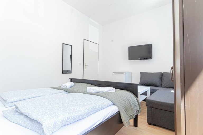 Room 5, 6BR Apt with Garden near Danube, Wien