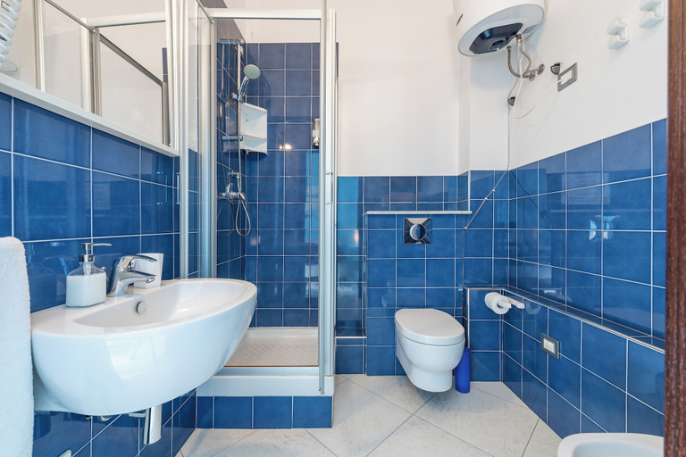 Bathroom 4, Thanit rooms, Cagliari