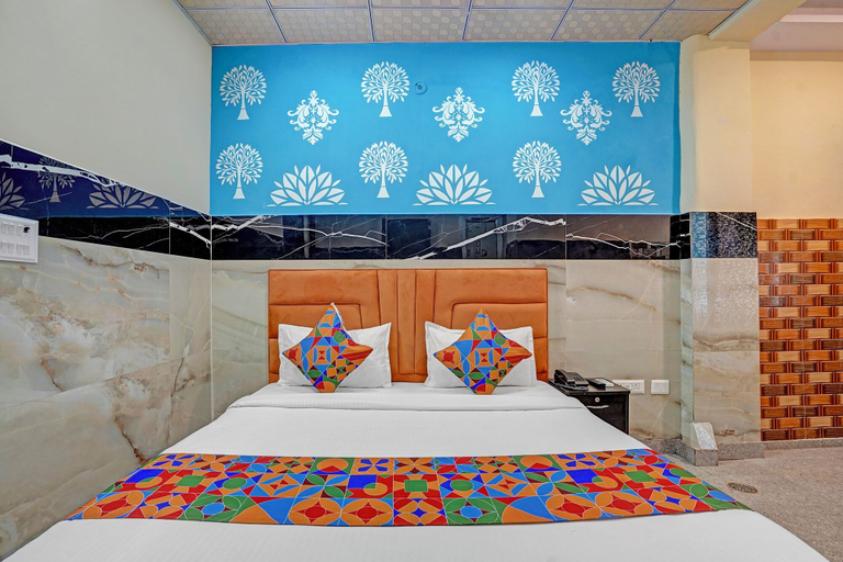 Room 4, Fabhotel Royal Plaza 62, Gautam Buddha Nagar
