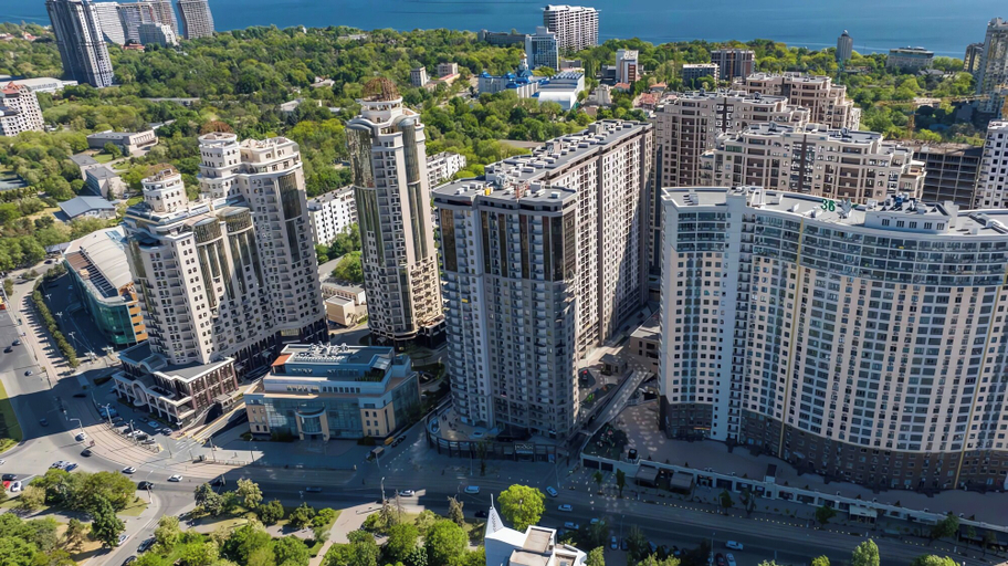 Exterior & Views