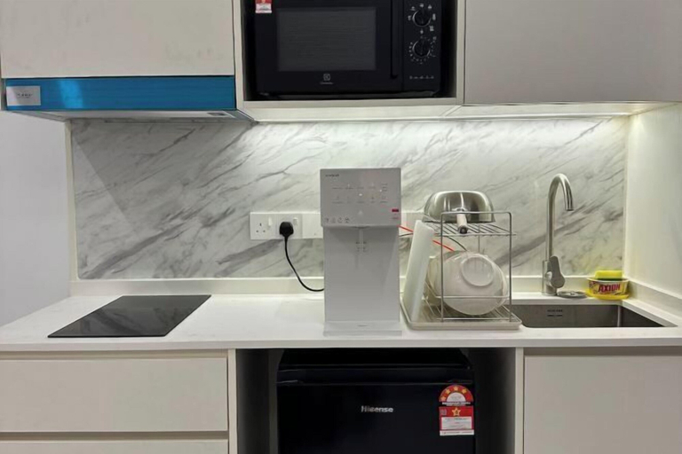 Private kitchen, Deluxe 1BR/ Seaview and Mountain View with balcony, Kota Kinabalu
