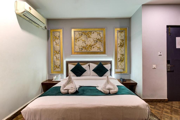 Room 2, Emerald Suites By Classio, Bangalore