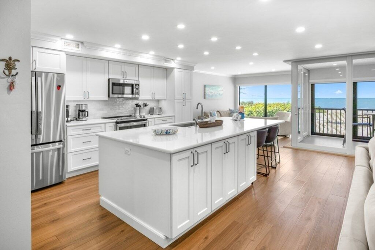 Private kitchen 5, Kings Crown 117 2 Bedroom Condo, Lee
