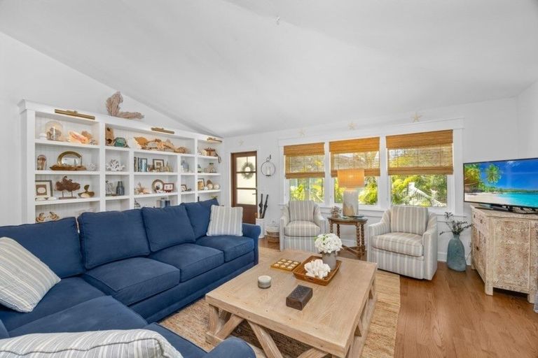 Living area 4, Sunkissed Cottage 3 Bedroom Home, Lee