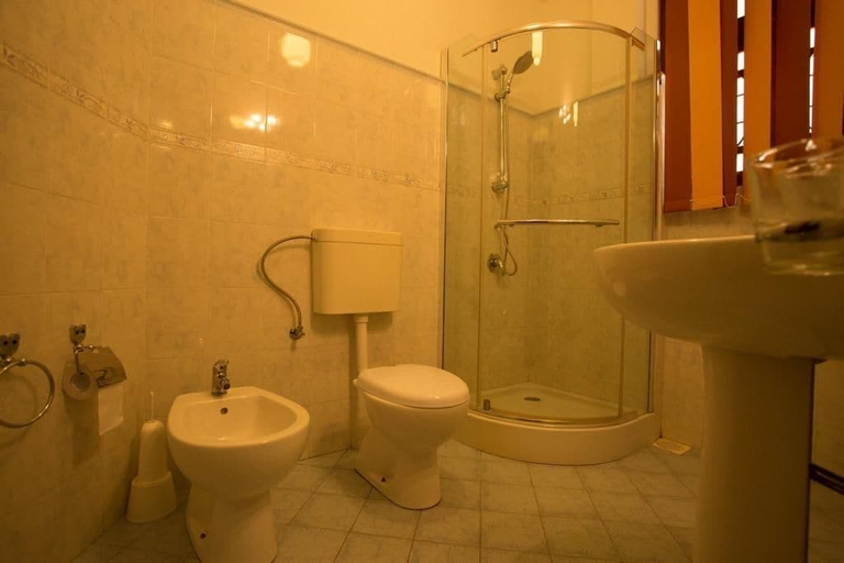 Bathroom, Kings Court Residency, K.F.G. & G. Korale