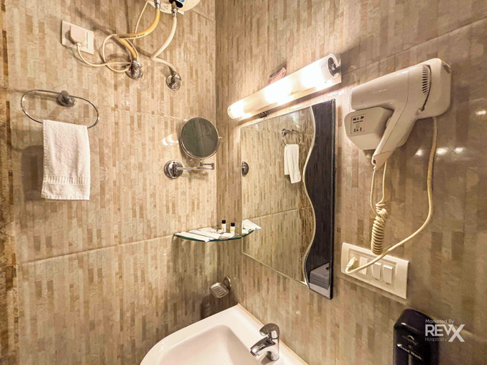 Bathroom 2, Hotel Nirvana Palace, Garhwal