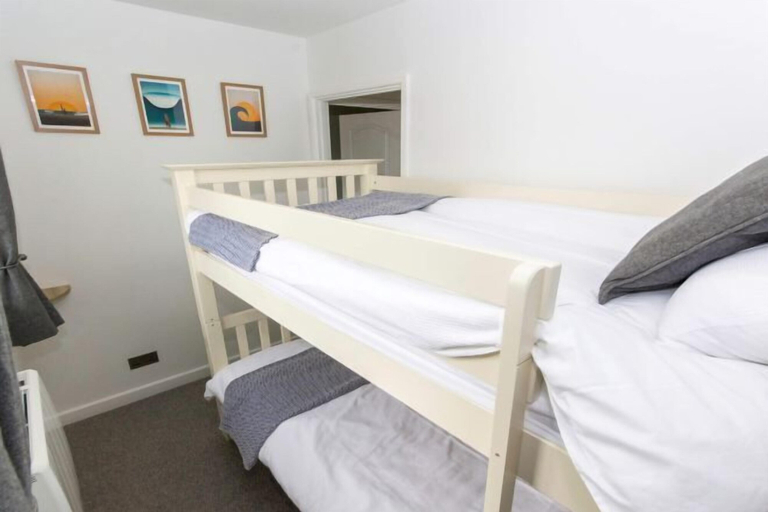 Room 5, Oceanside Sleeps 6 Walk to Beach & Stylish, Devon