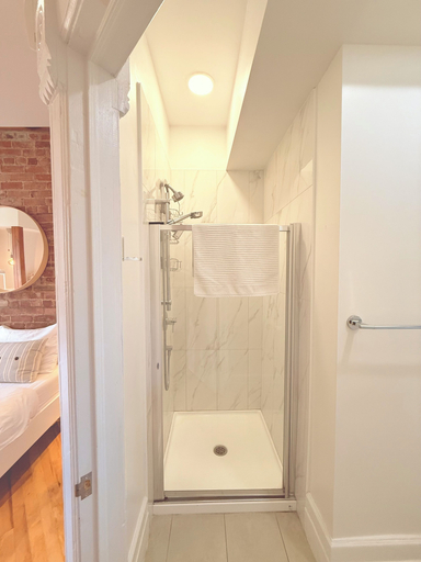 Bathroom 4, Auberge du Plateau - Hostel, Montréal