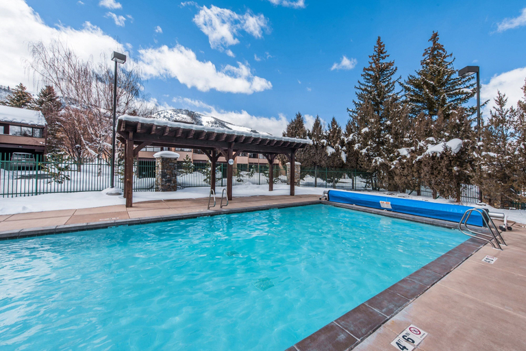 Pool 4, Park Avenue 3 Bedroom Condominiums, Summit