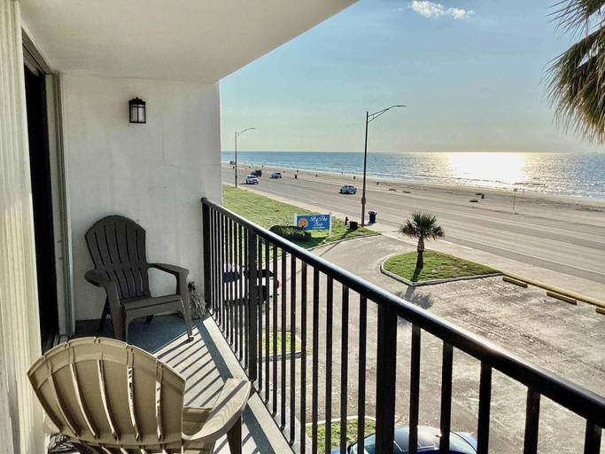 Property grounds 2, Blue Bliss Beachfront Condo, Galveston
