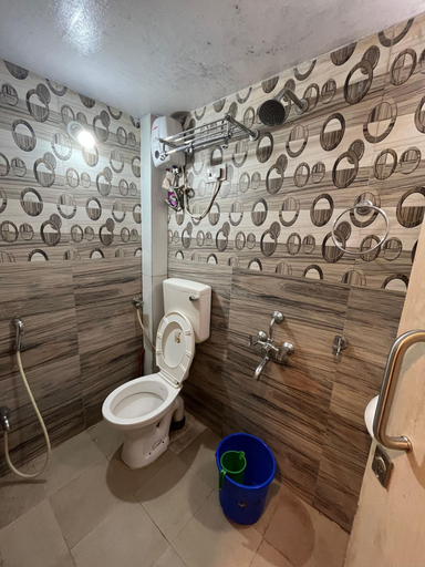 Bathroom 2, Red House Hostels, Mumbai Suburban