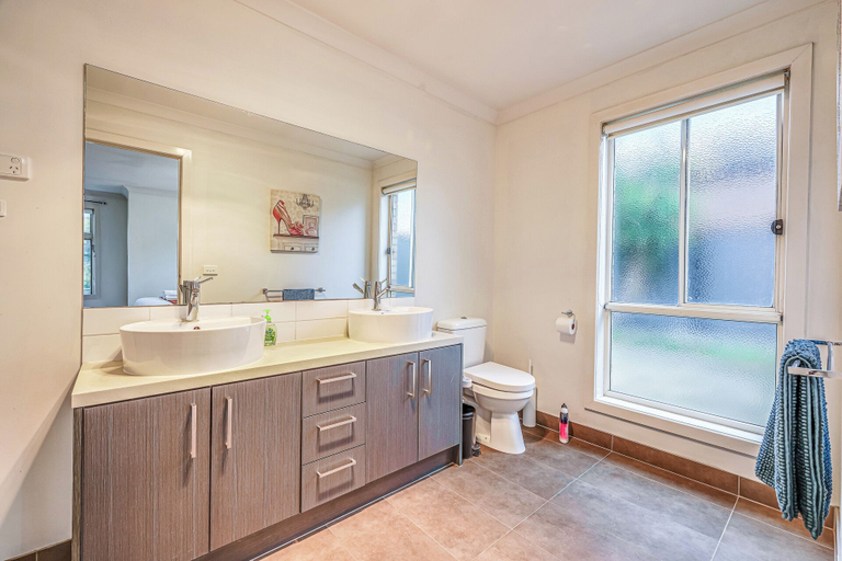 Bathroom 3, StayAU Newly 8 Beds Spacious Home in Derrimut, Melbourne