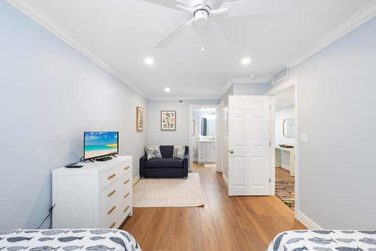 Room 2, Kings Crown 117 2 Bedroom Condo, Lee