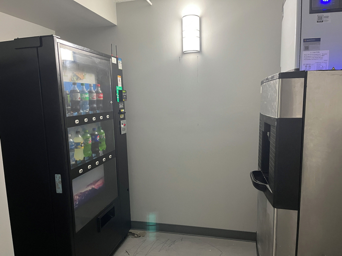 Food & Drinks 4, Motel 6 Rockford, IL – RFD Airport, Winnebago