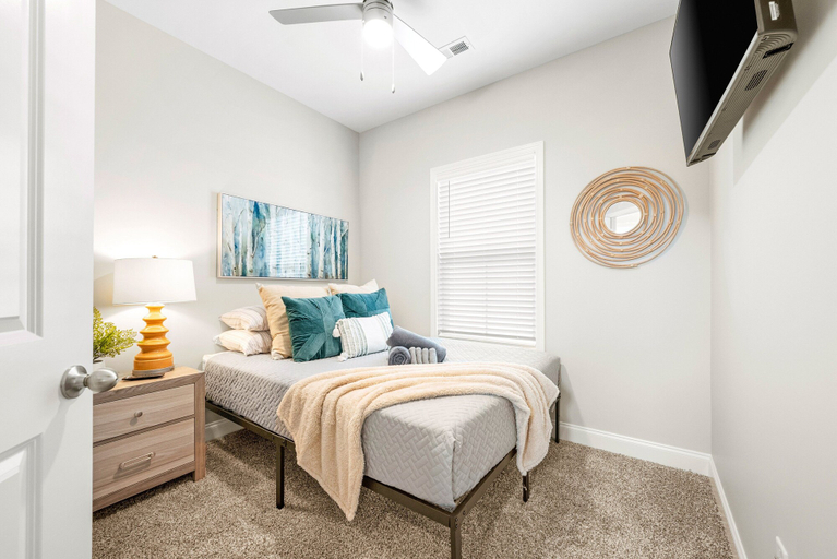 Room 2, Adam's Downtown Retreat w/ Rooftop Access, Montgomery