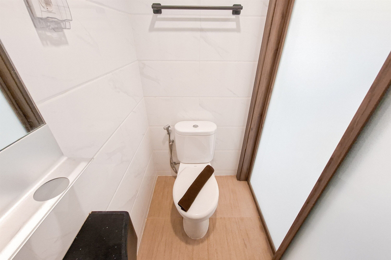 Bathroom 5, Studio Apartment Near Aeon Mall At Sky House Bsd, Tangerang Selatan