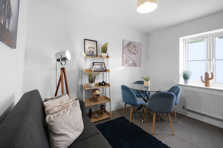 Room 4, Spacious 6 Bedroom House in Denton Way, Slough