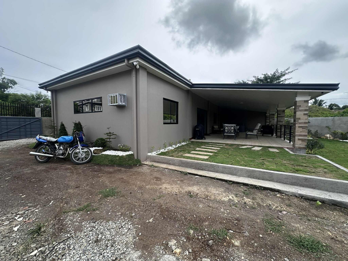 Exterior 4, Earl's Villa, Pili