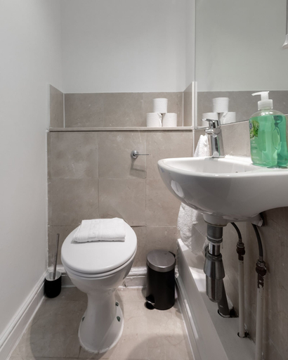 Bathroom 2, Comfy Apartments in Queensway, London