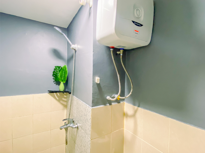 Bathroom 5, Good and Cozy Studio at Podomoro Golf View Apartment By Travelio, Bogor