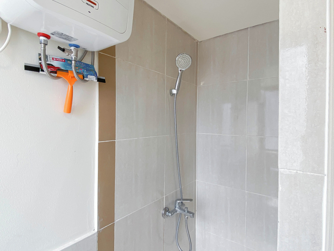 Bathroom 2, Compact Living 2Br At Meikarta Apartment, Cikarang