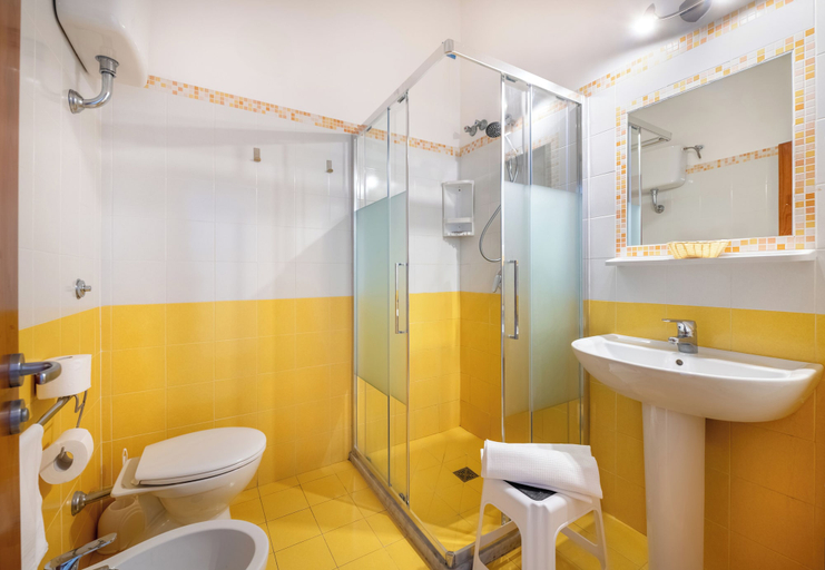 Bathroom 5, Hotel Britannia, Napoli