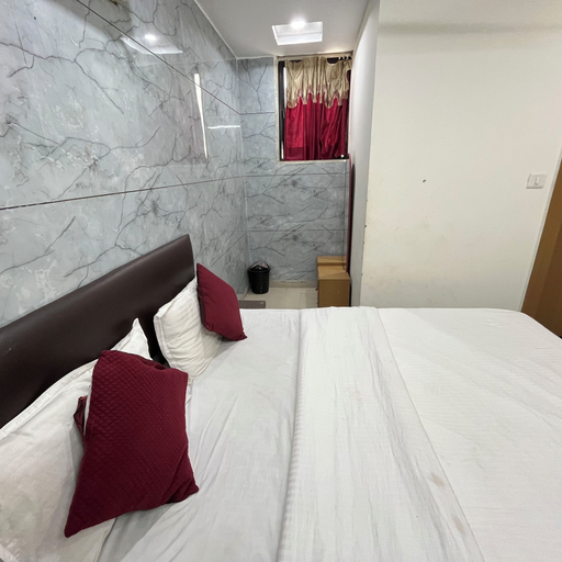 Room 4, Hotel Radhe Kuudasan, Gandhinagar