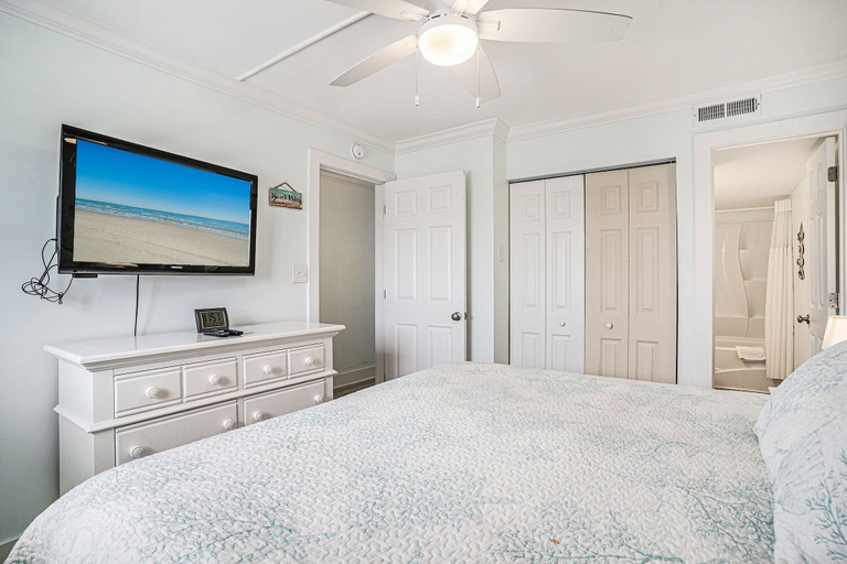 Room 5, 1109 Waters Edge Resort 1 Bedroom Condo by RedAwning, Georgetown