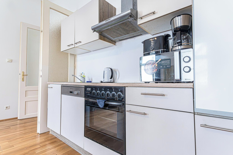 Private kitchen 5, Comfy 2BR Flat Belvedere Vicinity, Wien