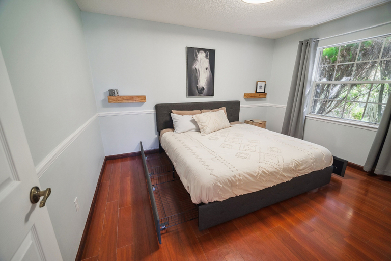 Room 3, Pondside Perch - Your Waterfront Retreat 3 Bedroom Home, Duval